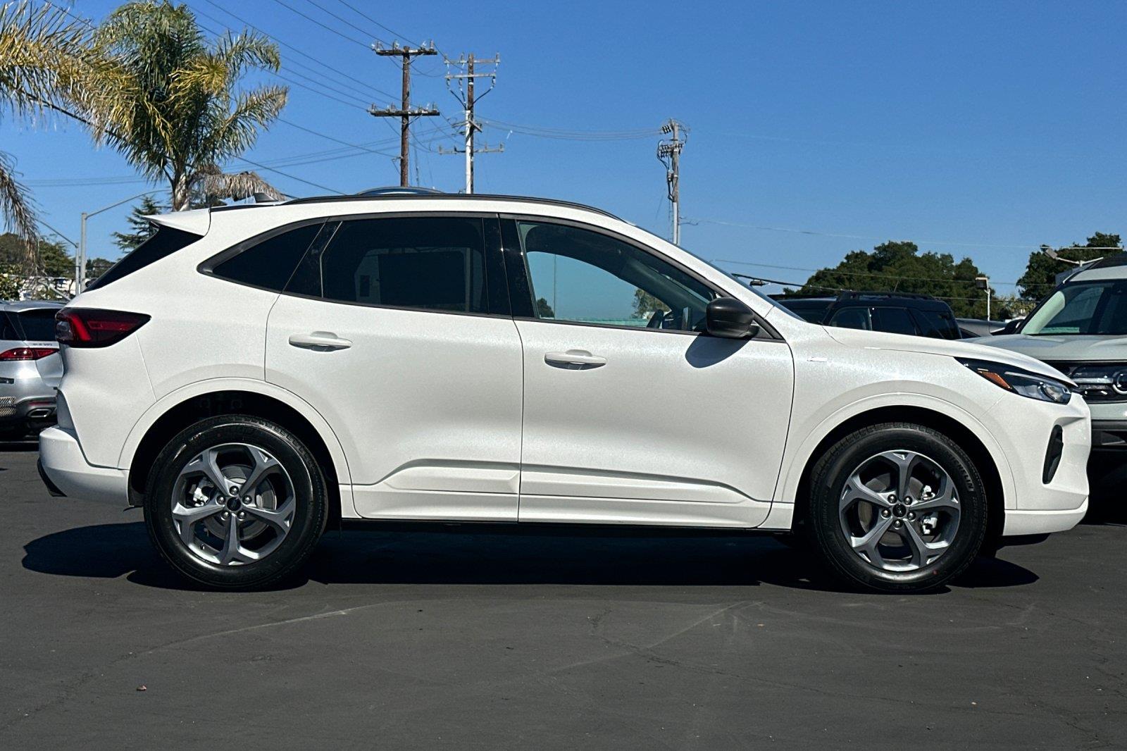 2024 Ford Escape ST-Line Hybrid photo 2