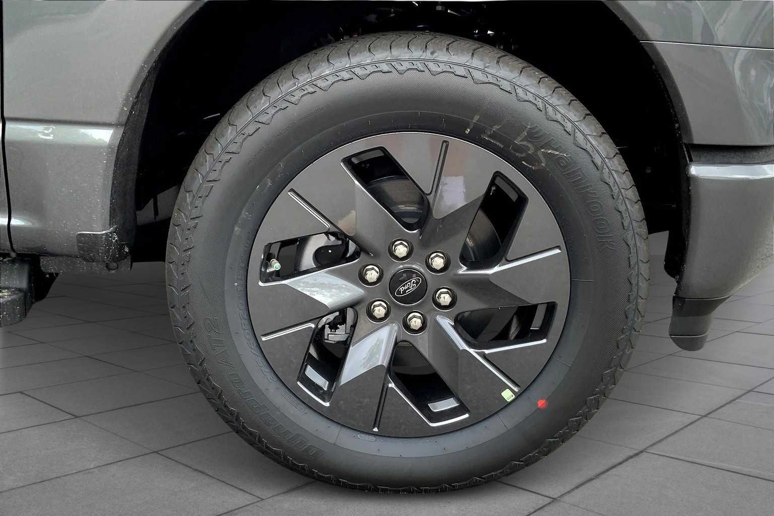 2025 Ford F-150 Lightning Lariat photo 12