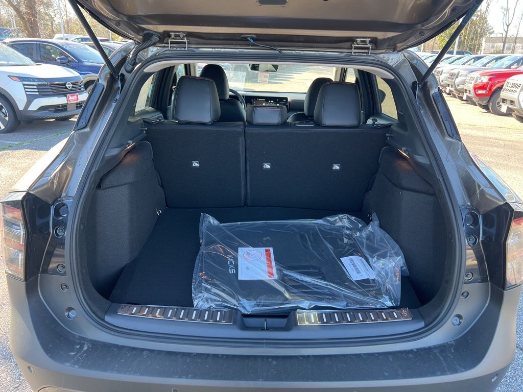 2025 Nissan Kicks SR photo 13