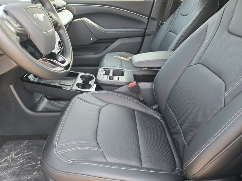2025 Ford Mustang Mach-E Premium photo 9