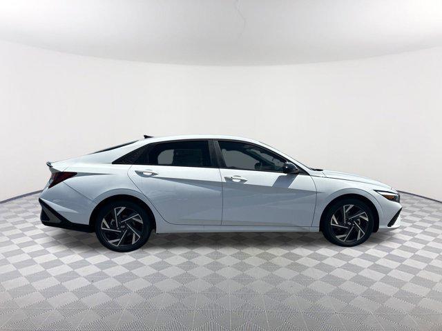 2025 Hyundai Elantra SEL Sport photo 4