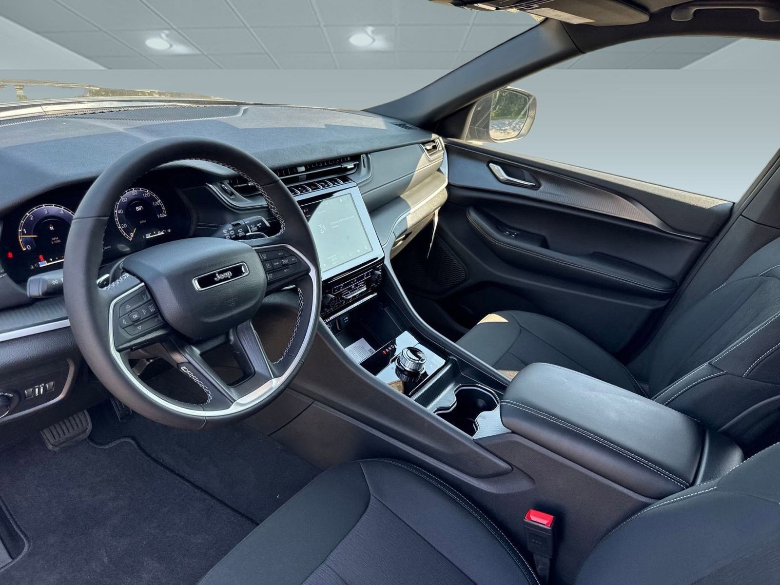 2025 Jeep Grand Cherokee Laredo photo 2