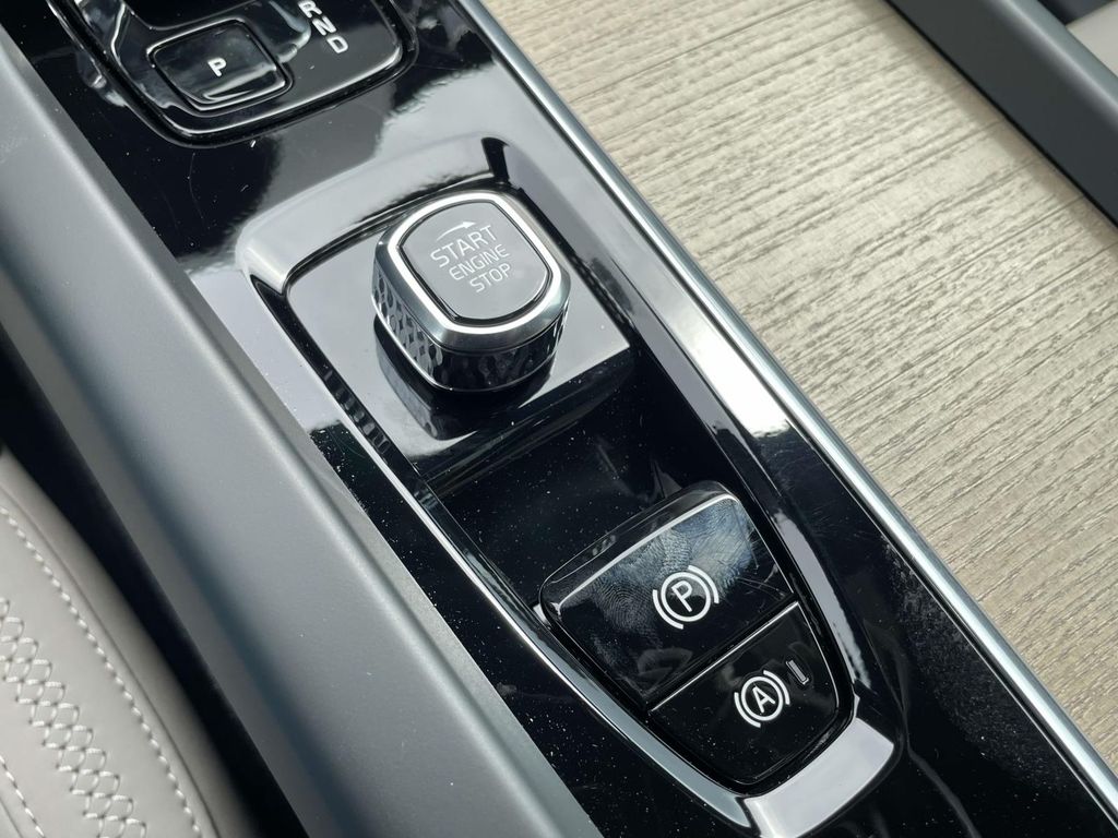2026 Volvo XC60 B5 Core photo 21