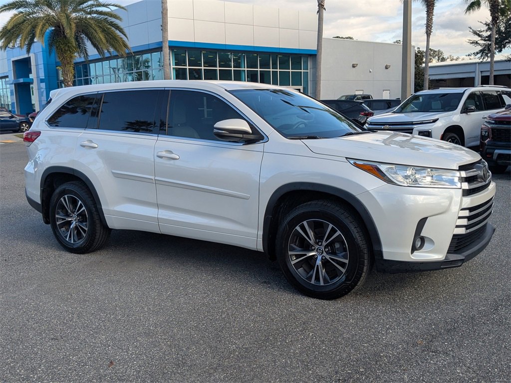 2018 Toyota Highlander LE's photo