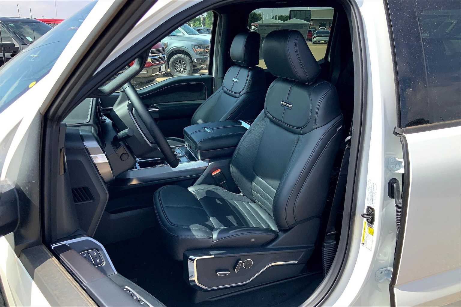 2025 Ford F-150 Platinum photo 9