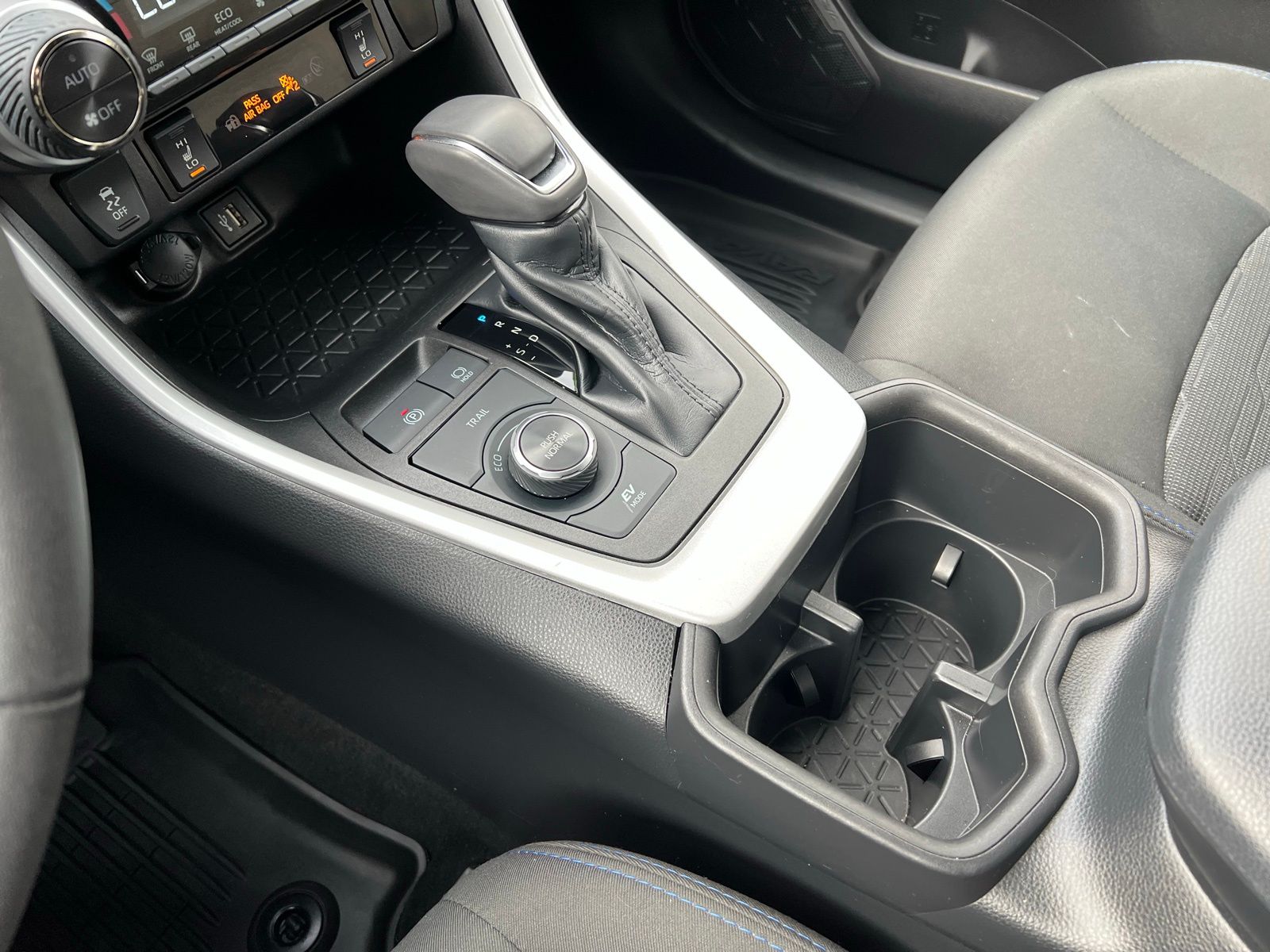 2023 Toyota RAV4 Hybrid SE photo 15