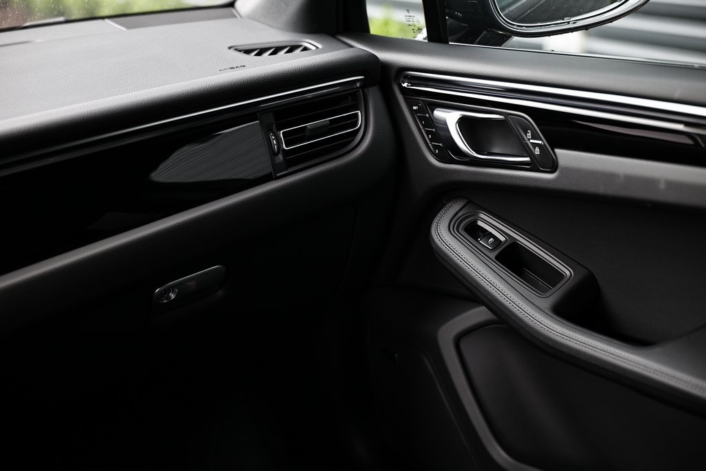 2024 Porsche Macan S photo 31
