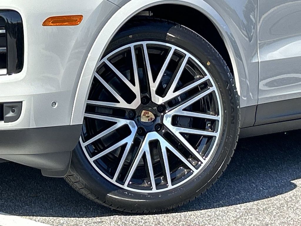 2025 Porsche Cayenne Base photo 14