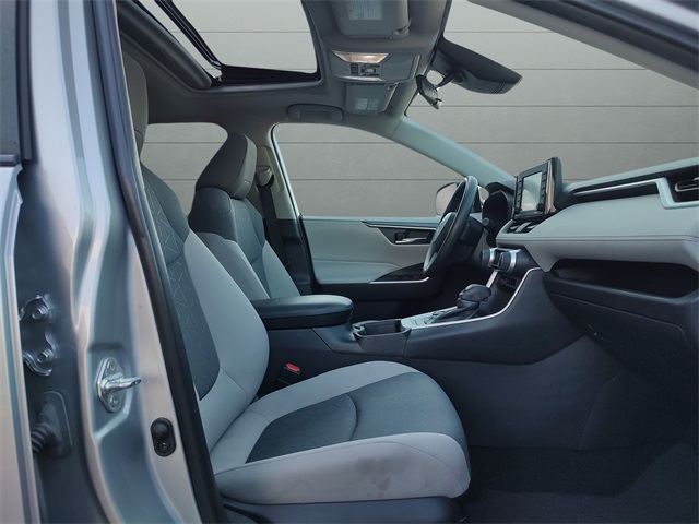 2022 Toyota RAV4 Hybrid XLE photo 13