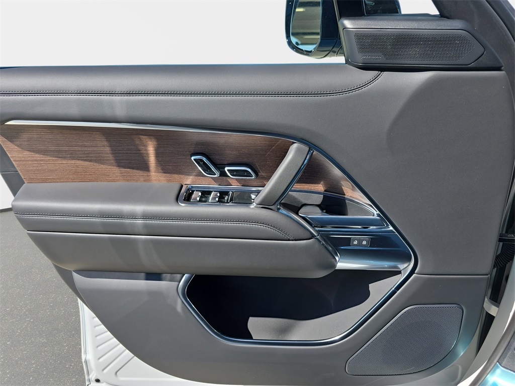 2025 Land Rover Range Rover SE photo 25