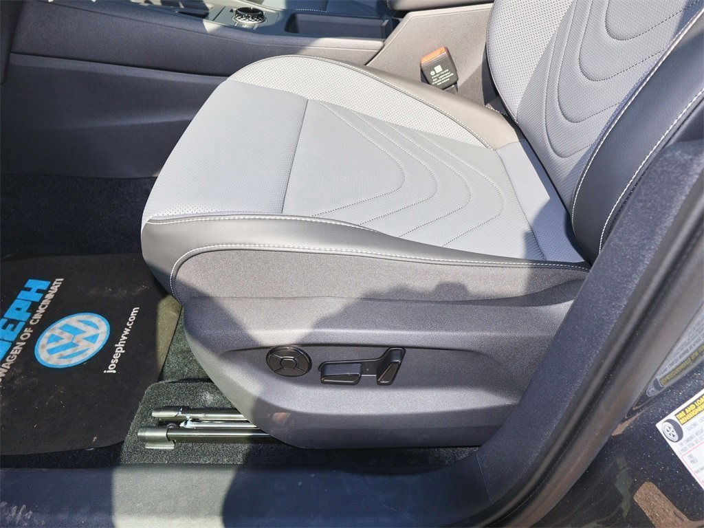 2025 Volkswagen Tiguan SE photo 13
