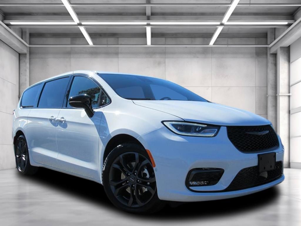 2026 Chrysler Pacifica Select's photo