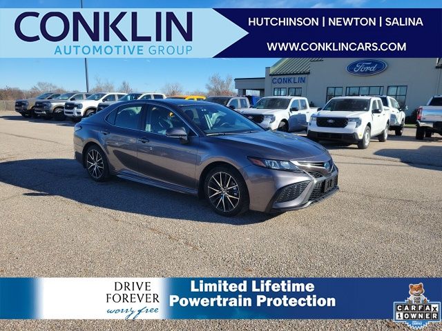 2024 Toyota Camry SE's photo