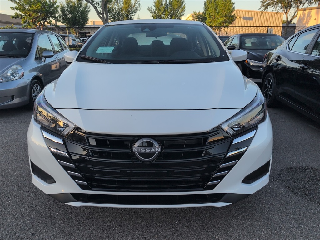 2025 Nissan Versa 1.6 SV photo 3