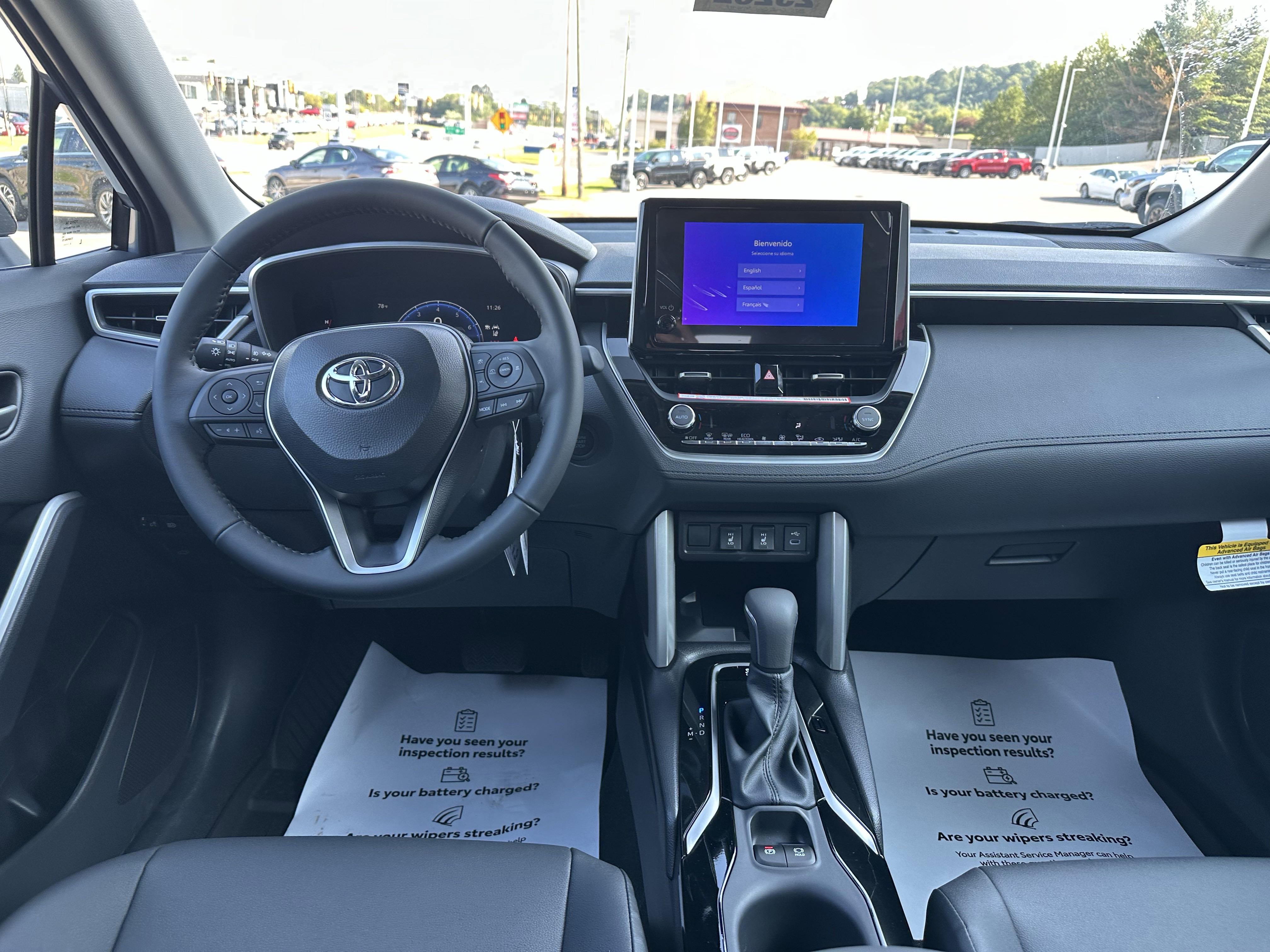 2025 Toyota Corolla Cross XLE photo 3