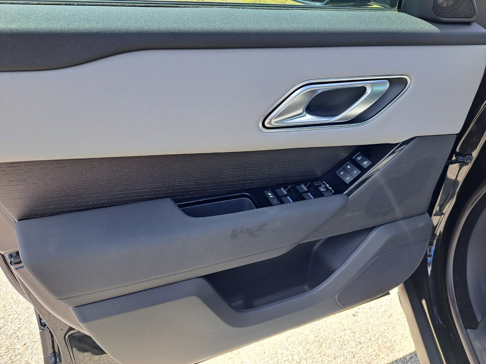 2025 Land Rover Range Rover Velar S photo 10