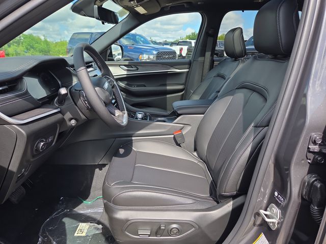 2025 Jeep Grand Cherokee Limited photo 3