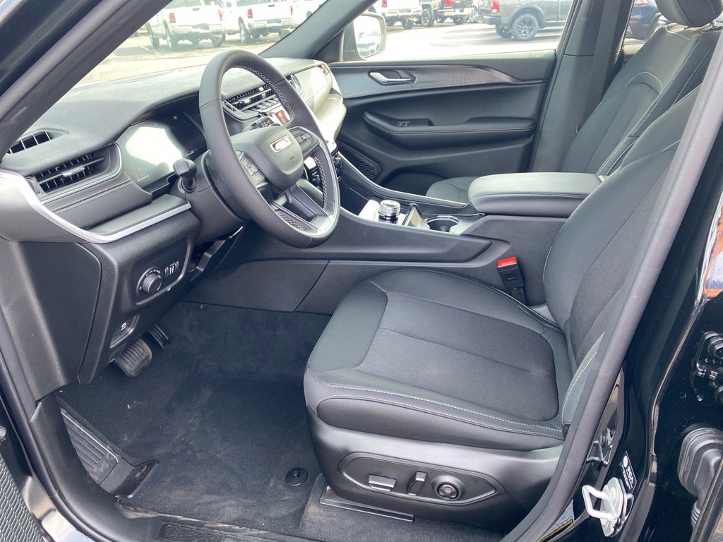 2025 Jeep Grand Cherokee Laredo Altitude photo 3