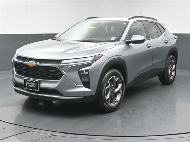 2025 Chevrolet Trax LT photo 3