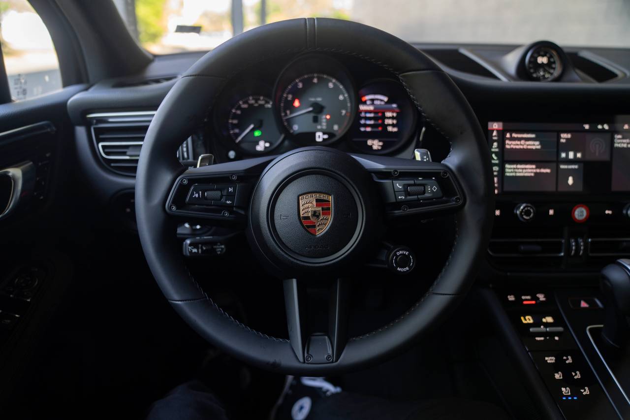2025 Porsche Macan S photo 7
