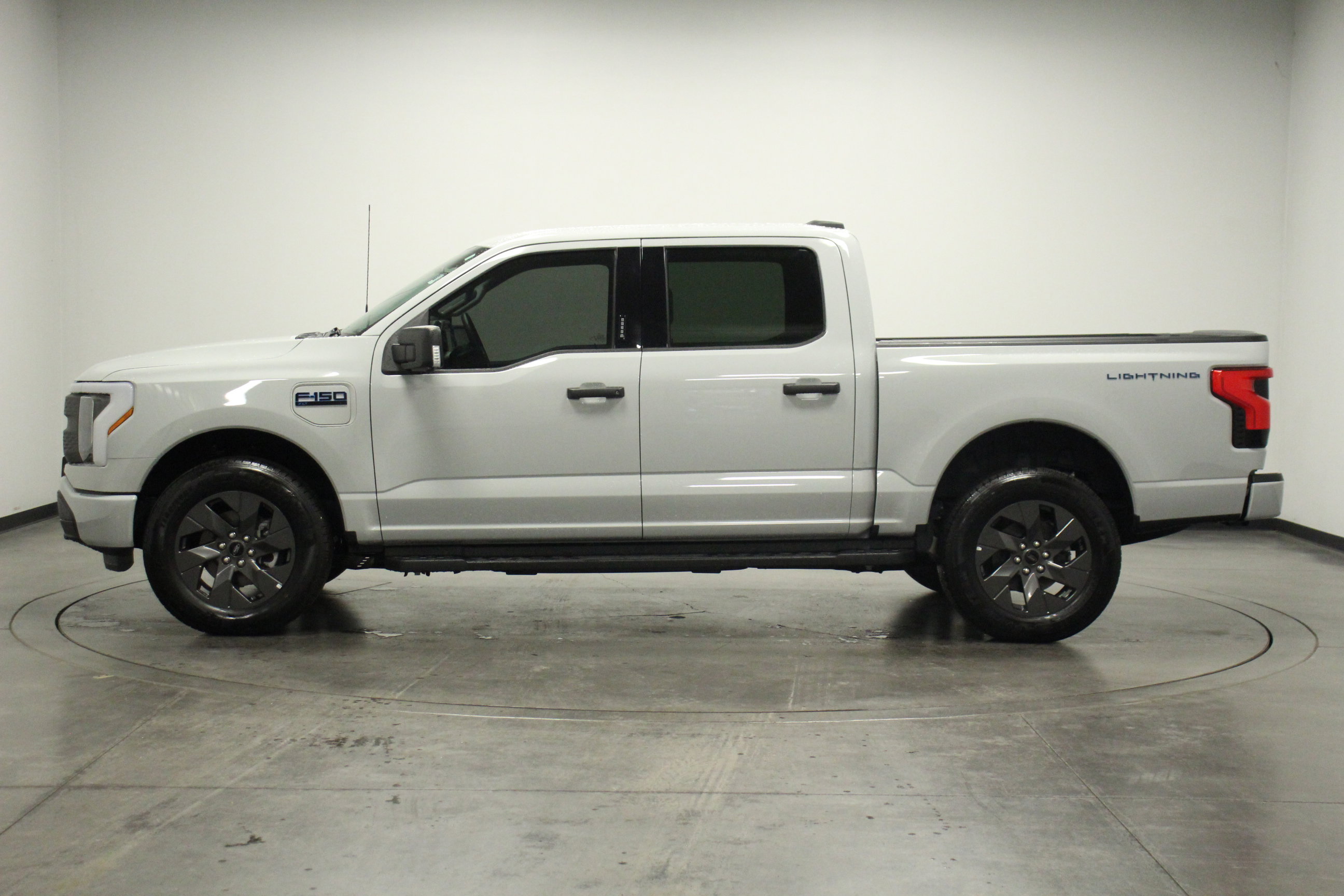 2024 Ford F-150 Lightning XLT photo 2