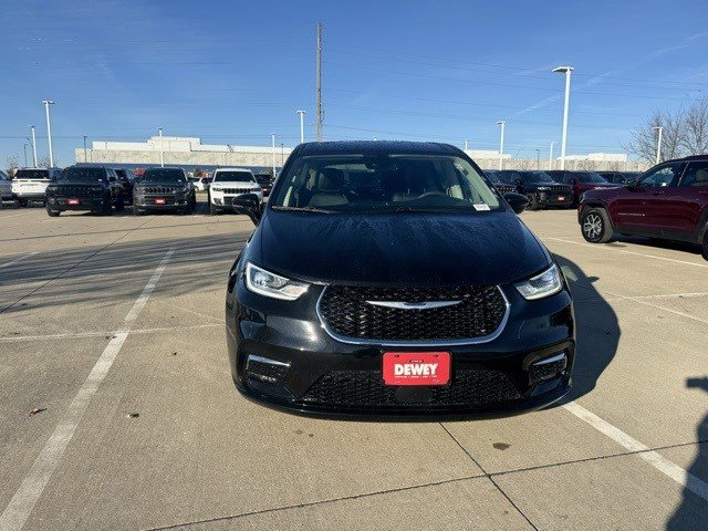 2024 Chrysler Pacifica Hybrid photo 2