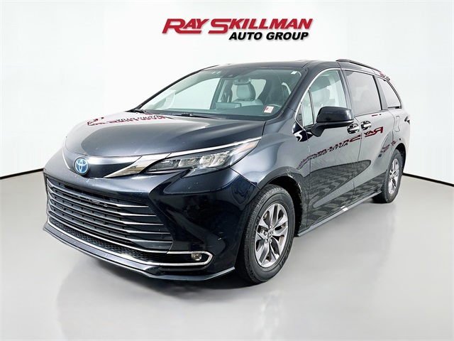 2024 Toyota Sienna XLE photo 3