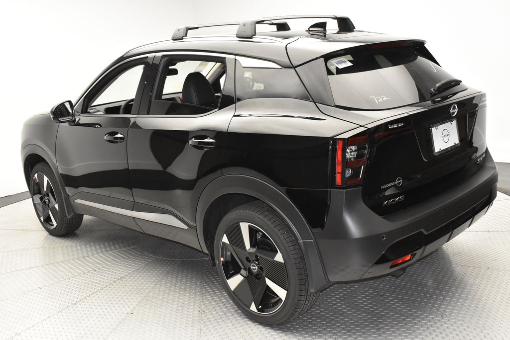2026 Nissan Kicks SR photo 4