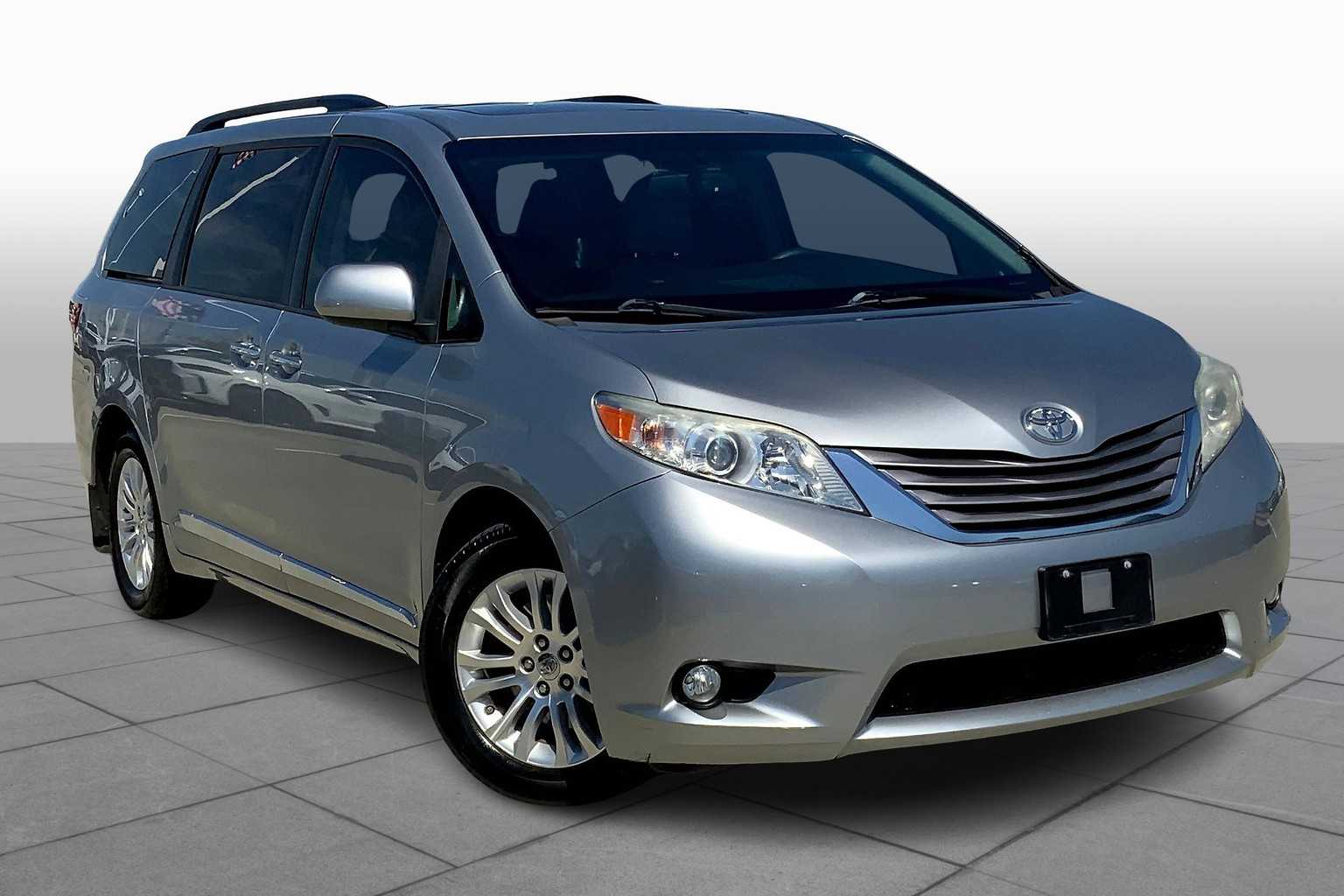 2017 Toyota Sienna XLE photo 2