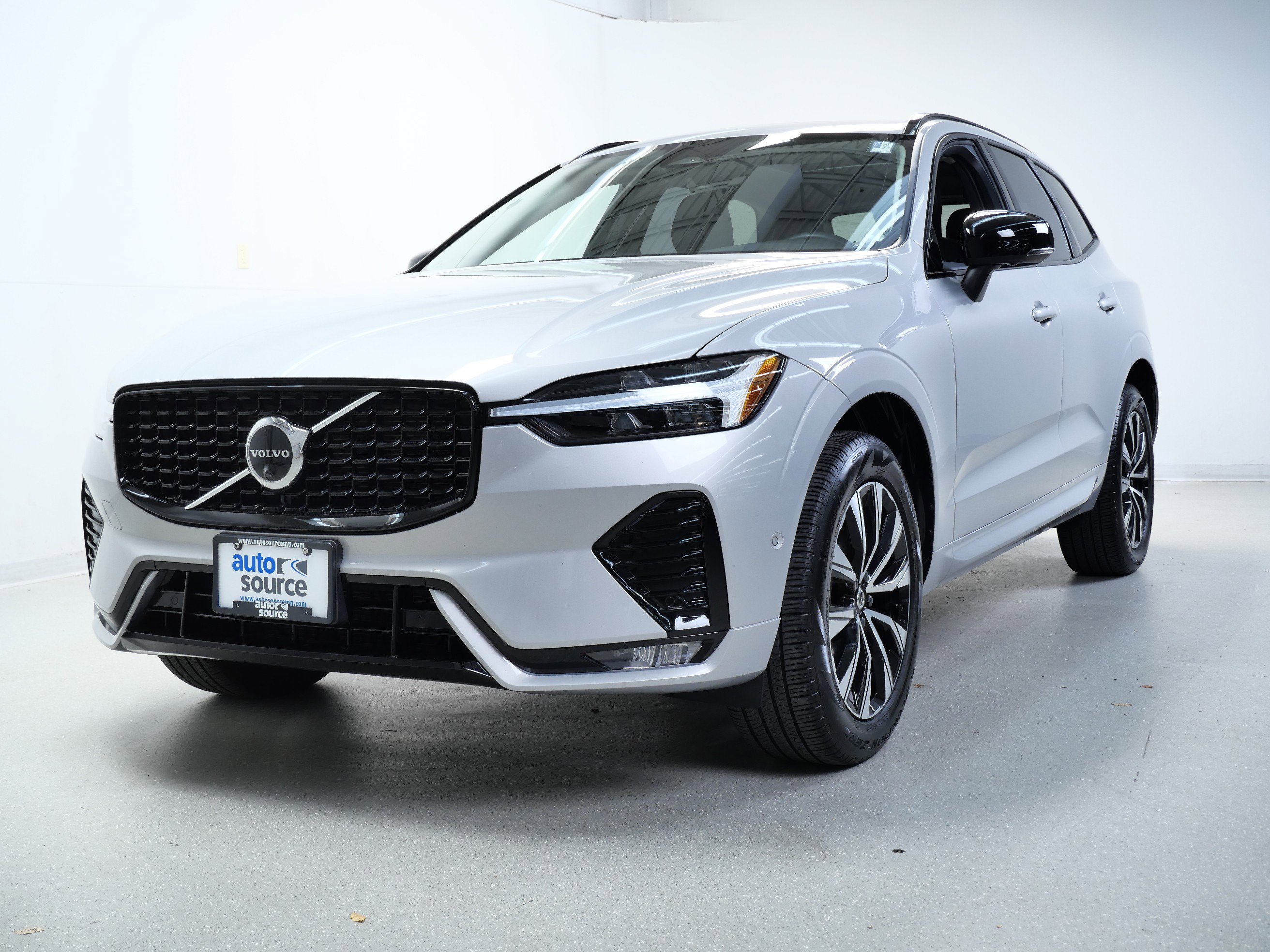 2025 Volvo XC60 Plus photo 12