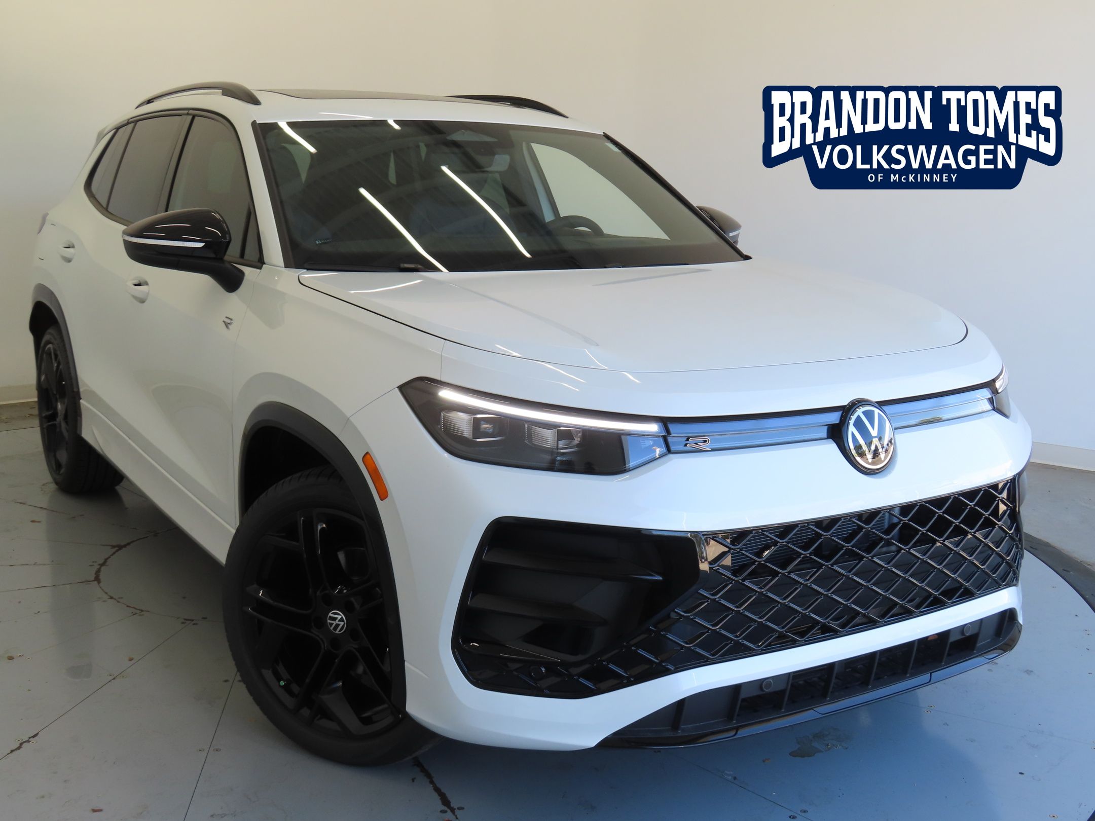 2025 Volkswagen Tiguan SE R-LINE BLACK's photo