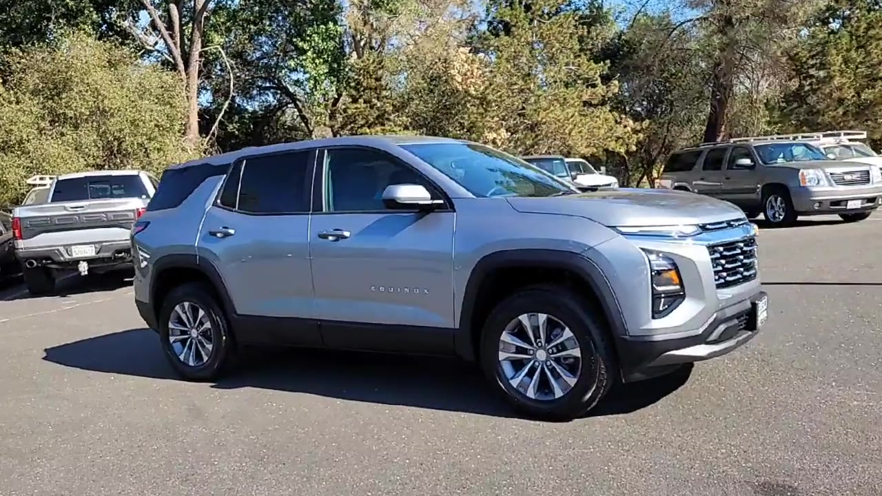 2026 Chevrolet Equinox LT photo 2
