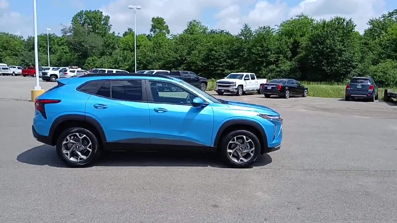 2025 Chevrolet Trax LT photo 9