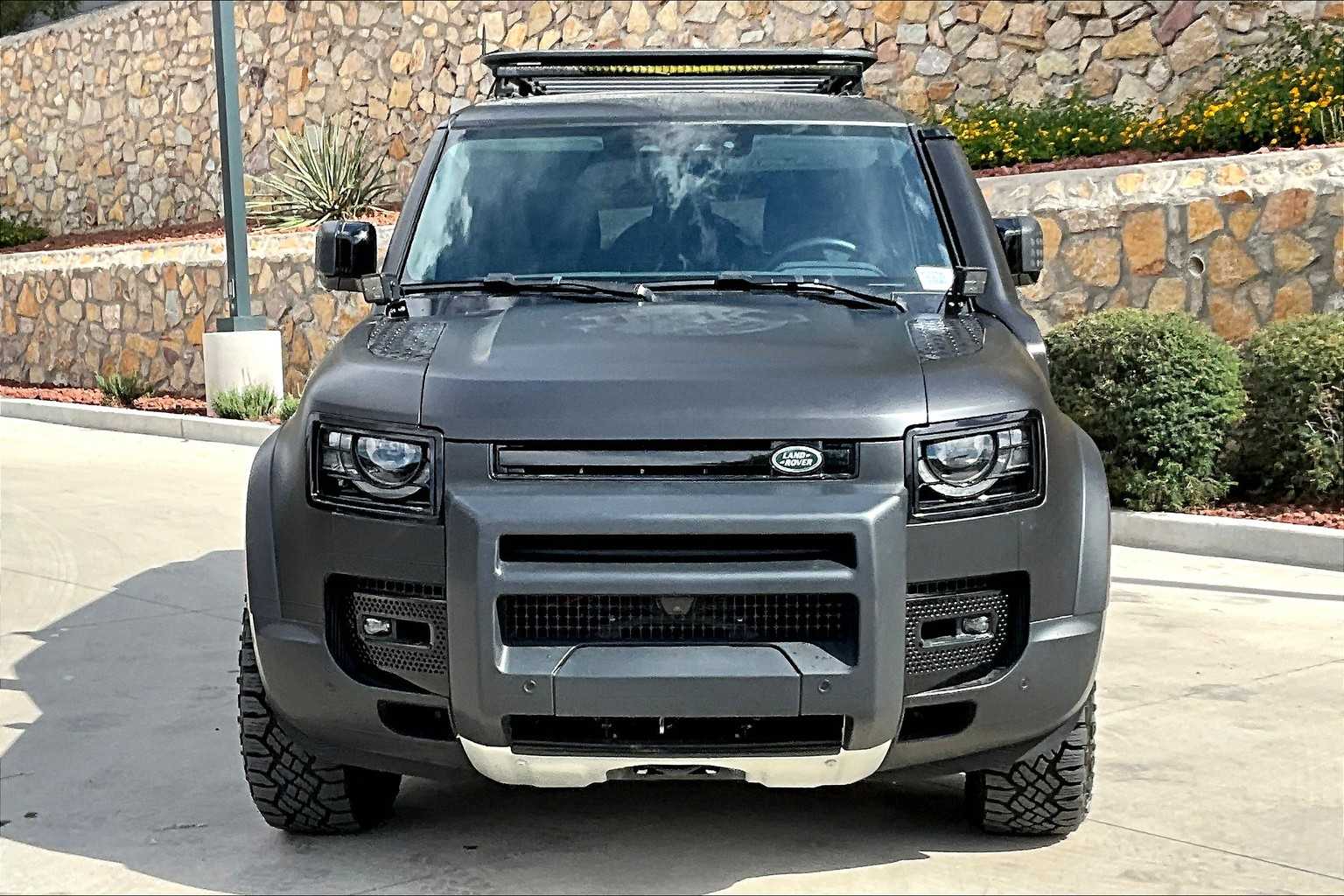 2023 Land Rover Defender SE photo 10