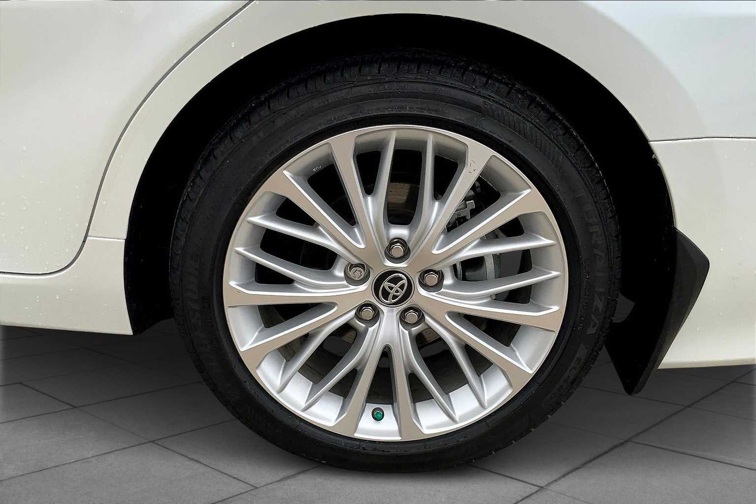 2018 Toyota Camry Hybrid XLE photo 9