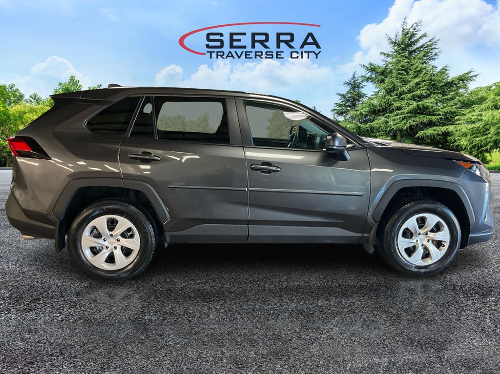 2022 Toyota RAV4 LE photo 4
