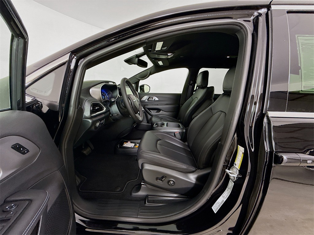 2025 Chrysler Pacifica photo 11