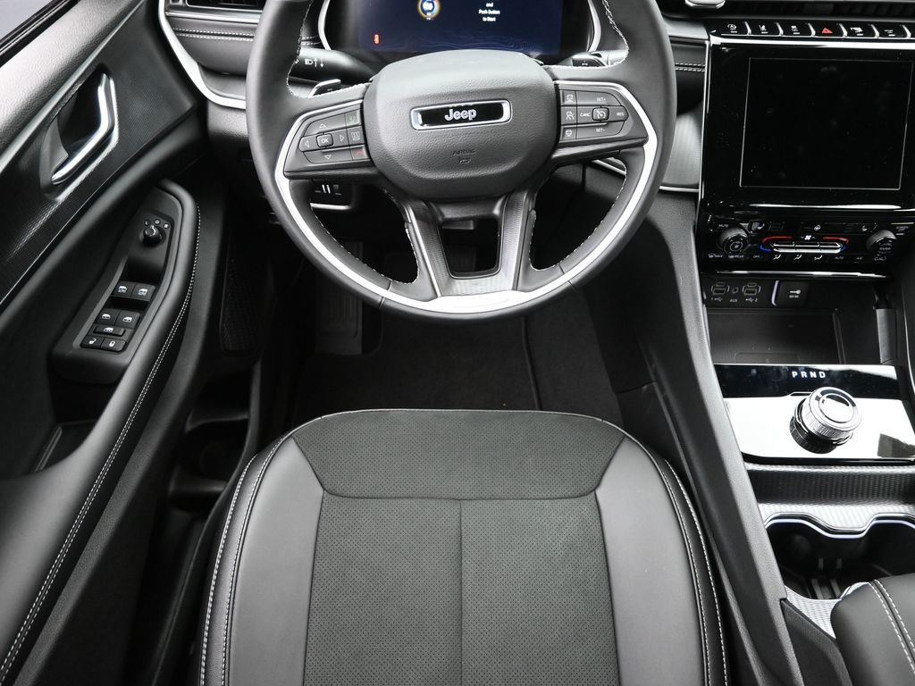 2025 Jeep Grand Cherokee Altitude photo 9