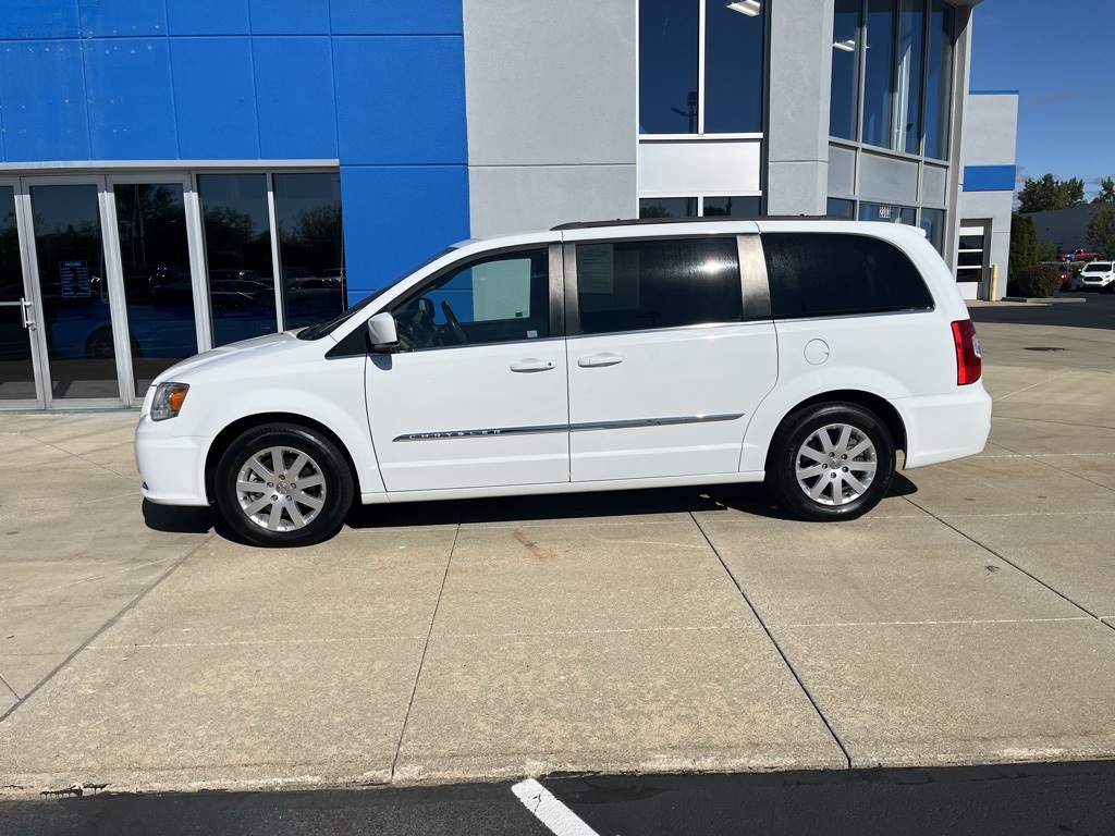 2016 Chrysler Town & Country Touring photo 2