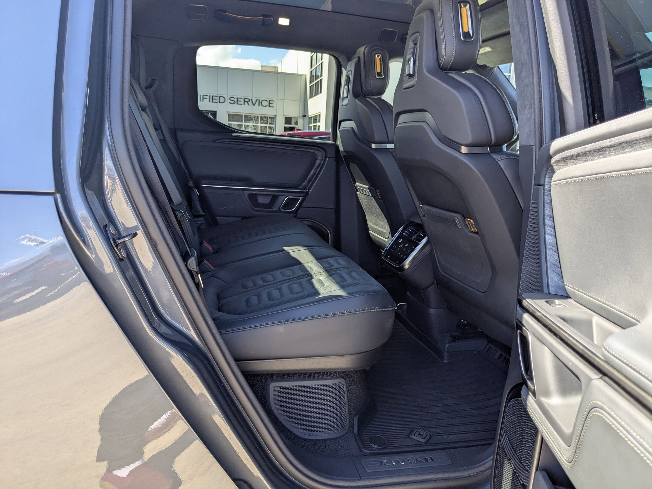 2022 Rivian R1T Adventure photo 18