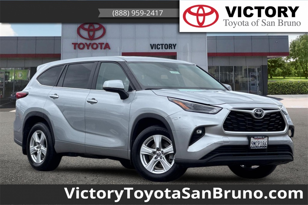 2023 Toyota Highlander LE's photo