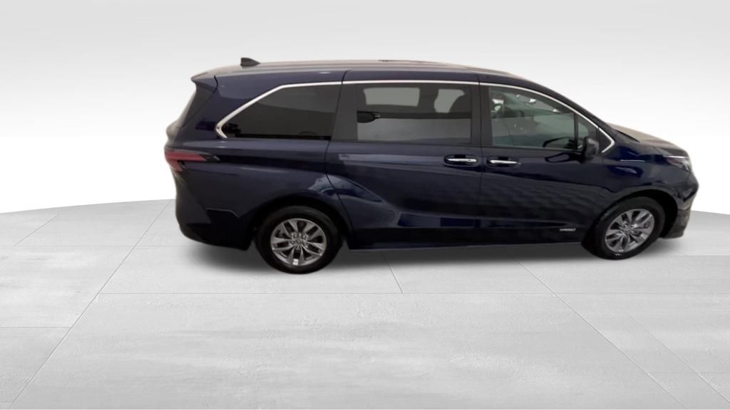 2021 Toyota Sienna XLE photo 4