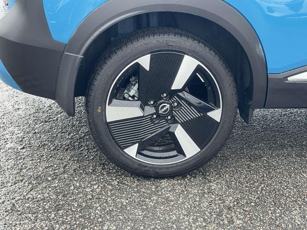 2025 Nissan Kicks SR photo 3