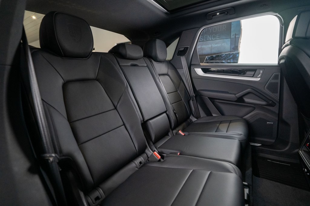 2025 Porsche Cayenne photo 36