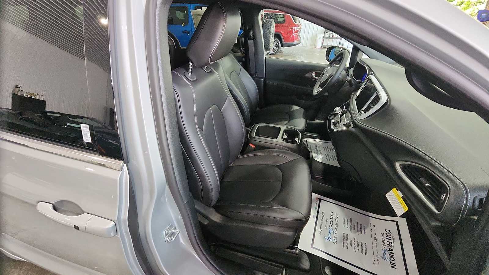 2026 Chrysler Pacifica photo 24