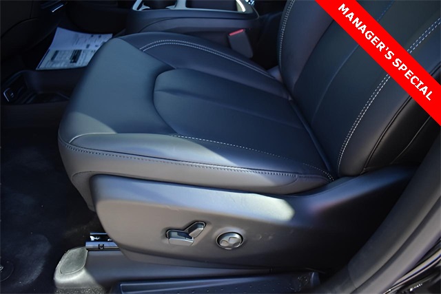 2025 Chrysler Pacifica photo 12