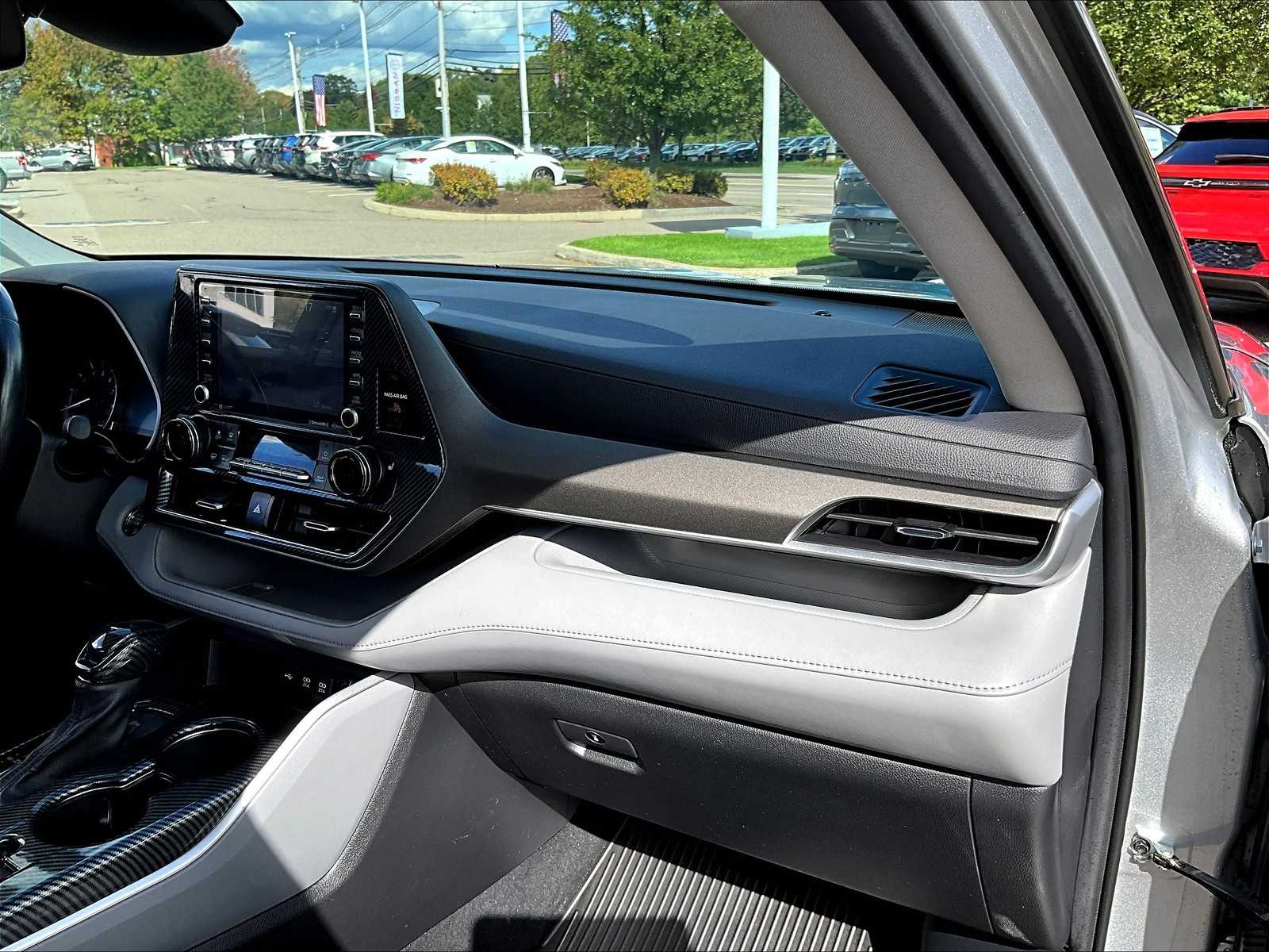 2021 Toyota Highlander XLE photo 13