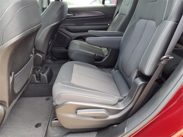 2023 Jeep Grand Cherokee Laredo photo 4