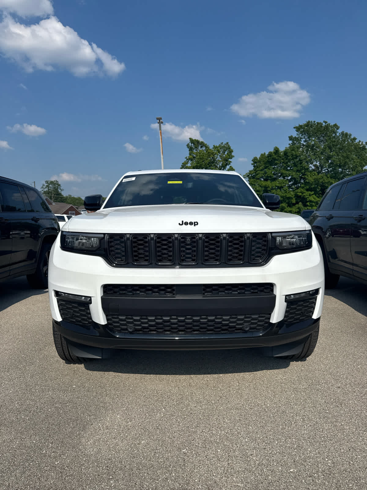 2025 Jeep Grand Cherokee Limited photo 2