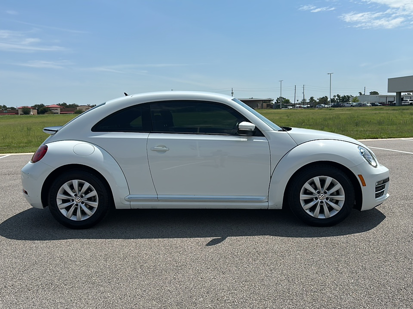 2019 Volkswagen Beetle S photo 3